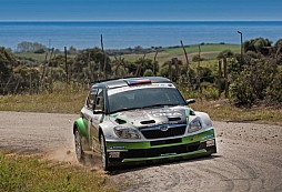 Andreas Mikkelsen s tovární Fabií Super 2000 ve vedení Korsické rally