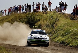 Kopecký s Fabií Super 2000 je v Rumunsku v polovině rally ve vedení