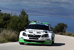 ŠKODA je v polovině Akropolis rally blízko pódiu 