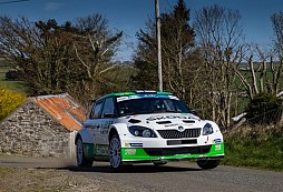 Tovární pilot týmu ŠKODA Motorsport Esapekka Lappi je v Irsku po první etapě ve vedení